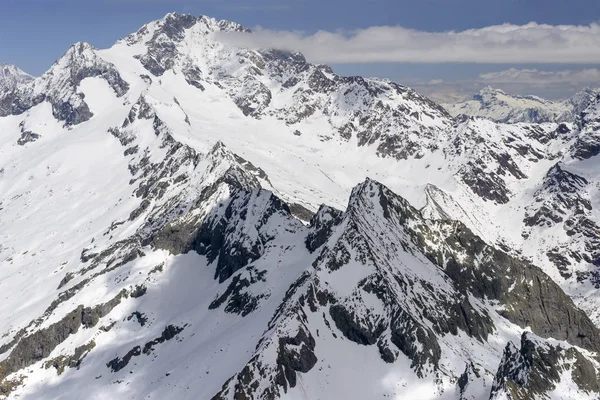 Neve primaverile sul Disgrazia peak range, Sondrio, Italia — Foto Stock