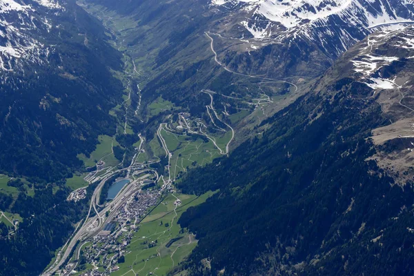 Airolo und Haarnadelkurven auf der Passstrasse gottardo, Schweiz — Stockfoto