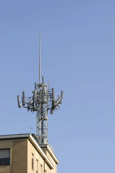 Árvore de telefone no telhado. Milão, Itália — Fotografia de Stock