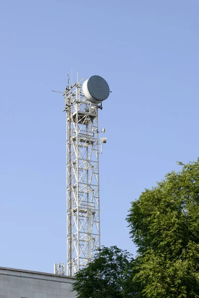 Omroep antenne op het dak, Milaan Italië — Stockfoto
