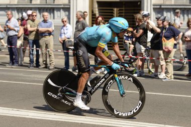 Pedallar posta havalesi 2017, Milan, Astana takım rakip duruyor