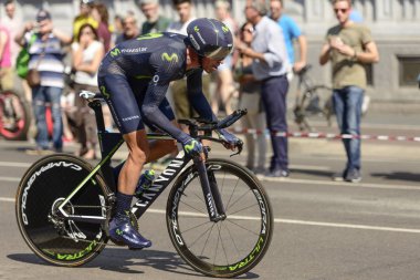 Pedallar posta havalesi 2017, Milan, Movistar takım rakip duruyor