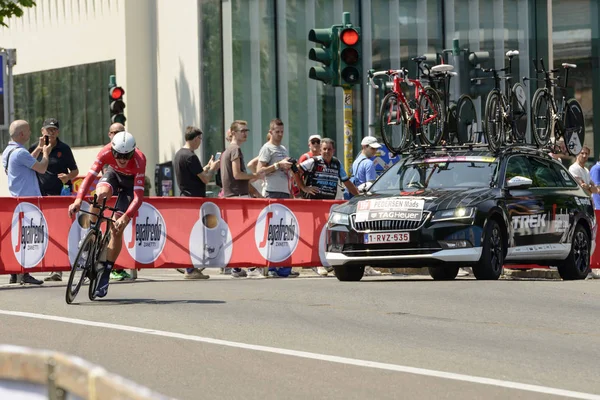 Mads Pedersen concorrente e seguente auto di servizio al Giro 2017 — Foto Stock