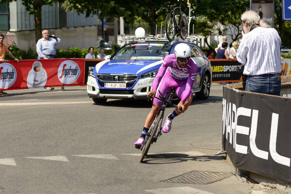 Fernando Gaviria competitor in violet suit  at Giro 2017, Milan