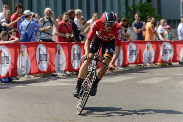 Lotto Soudal Team konkurrent lutar sin cykel på Giro 2017, Milano — Stockfoto