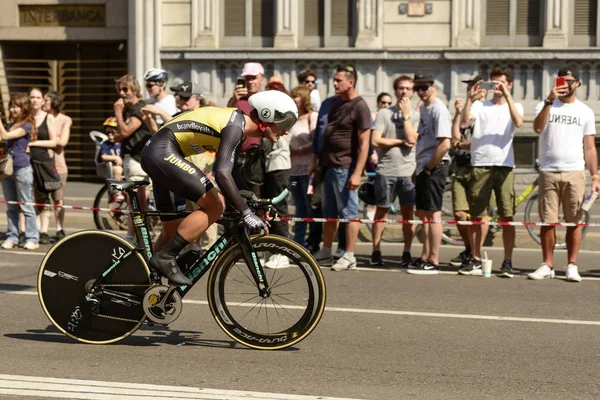 Jumbo team concurrent staat op pedalen op Giro 2017, Milaan — Stockfoto