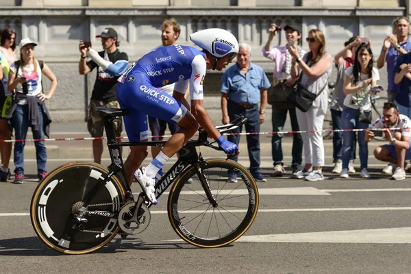 Eros Capecchi competidor se para sobre pedales en Giro 2017, Milán — Foto de Stock