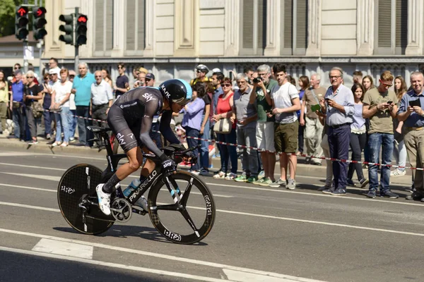 El competidor del equipo Sky se para sobre pedales en Giro 2017, Milán — Foto de Stock