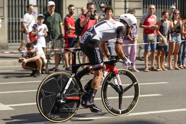 El competidor Simon Geshcke se para sobre pedales en Giro 2017, Milán — Foto de Stock