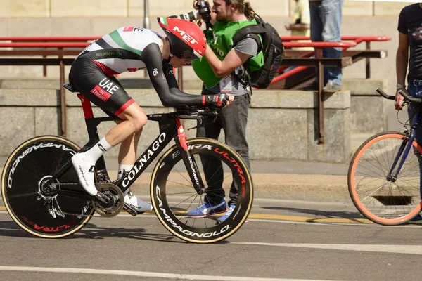 EAU Team competidor a alta velocidad en Giro 2017, Milán — Foto de Stock