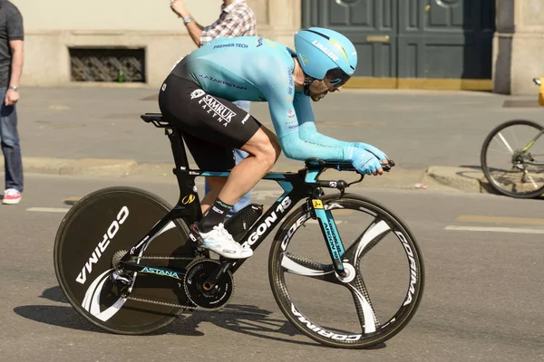 Astana Team zawodnik Giro 2017, Milan, dużą prędkością — Zdjęcie stockowe