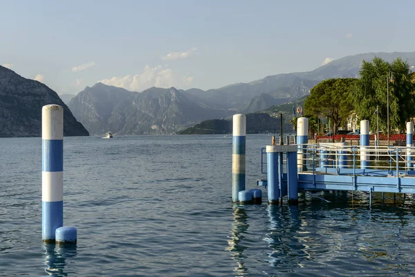 Postes de amarração e vista para o lago em Iseo, Itália — Fotografia de Stock