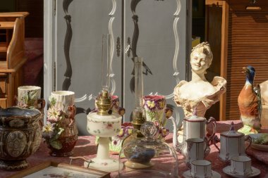 Semt pazarı, Chiavari, Ita, vintage nesneleri parlak ışık