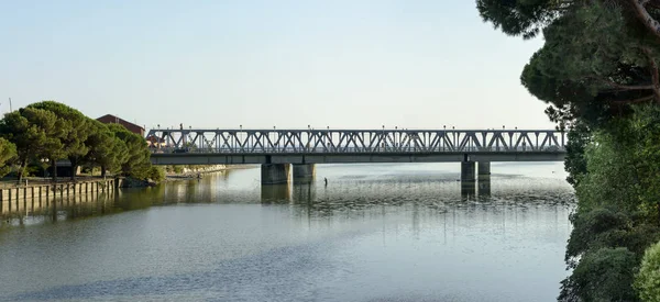 Puente sobre la desembocadura del río Entella, Chiavari, Italia — Foto de Stock