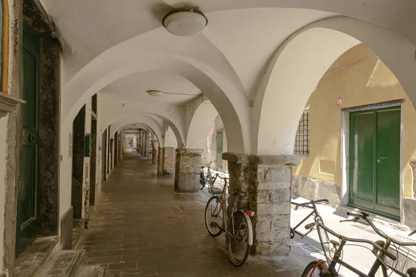 Bicicletas aparcadas bajo pasarela medieval cubierta, Chiavari, Italia —  Fotos de Stock