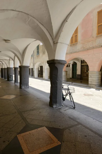 Oblouky a sloupy středověké krytou chodbou, Chiavari, Itálie — Stock fotografie