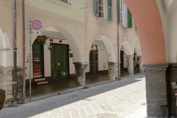 Ulica z widokiem średniowiecznych zadaszonych chodników, Chiavari, Włochy — Zdjęcie stockowe