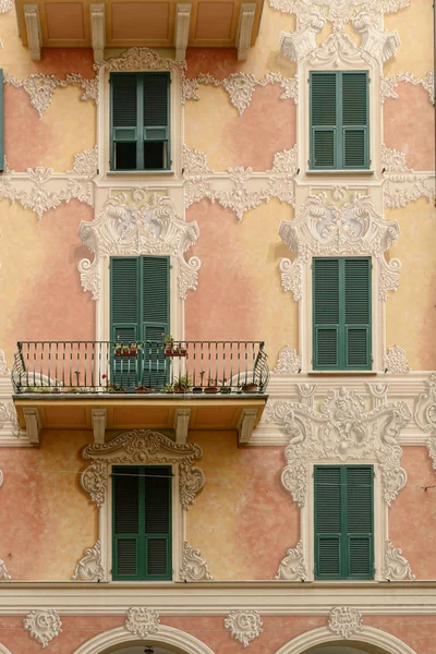 Traditonal boyalı cephe, Chiavari, İtalya — Stok fotoğraf