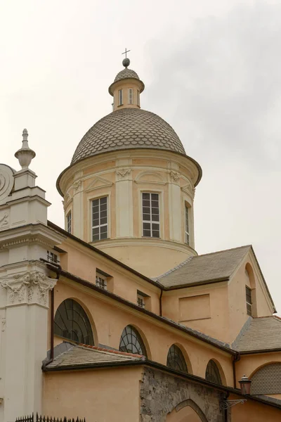 Kubbe kutsamadan kaldırıldı San Francesco Church, Chiavari, İtalya — Stok fotoğraf