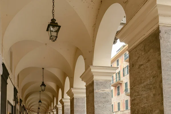 Sklepienia i filary zadaszonym przejściem, Chiavari, Włochy — Zdjęcie stockowe
