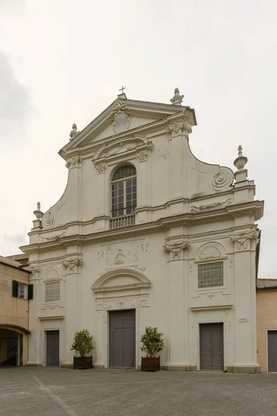 Gevel van degewijde San Francesco Church, Chiavari, Italië — Stockfoto