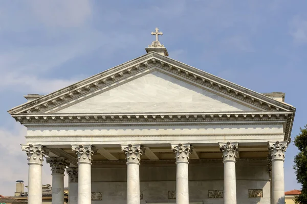 Gable na fachada Catedral, Chiavari, Itália — Fotografia de Stock