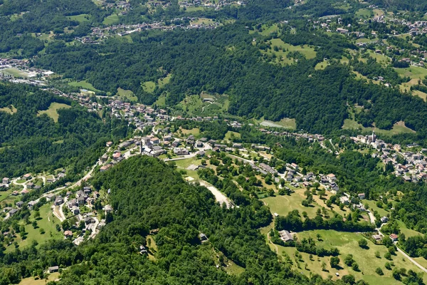 Szarvaspatak Imagna falu és Imagna-völgy légi, Olaszország — Stock Fotó