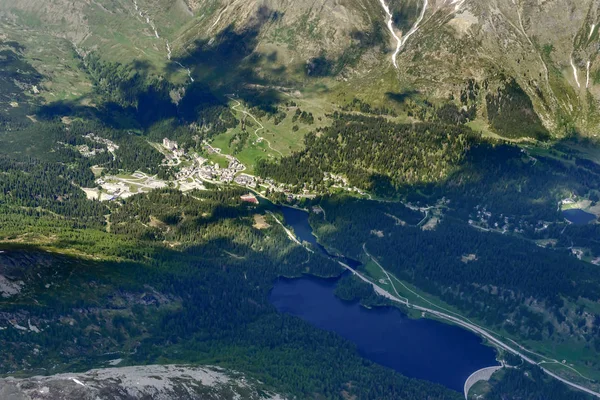 San Bernardino Köyü ve göl, İsviçre — Stok fotoğraf