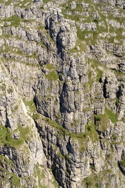 Pináculos rocosos del pico Resegone, Italia — Foto de Stock