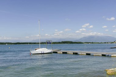demirli yelkenli ve küçük iskele Viverone Gölü, İtalya