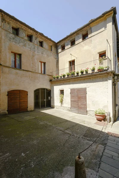 Vieilles maisons avec fresque dans le village médiéval de Bard, Italie — Photo