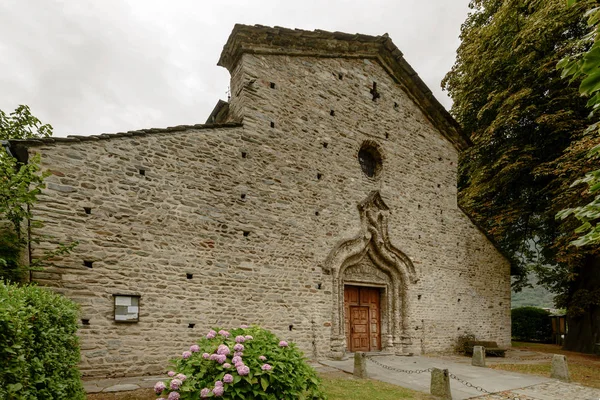 Fachada de la iglesia de San Martín, Arnad, Italia — Foto de Stock