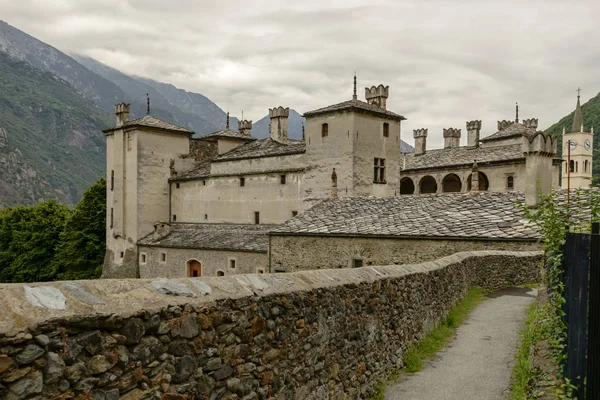 Замок с видом на северо-запад, Иссонь, Италия — стоковое фото