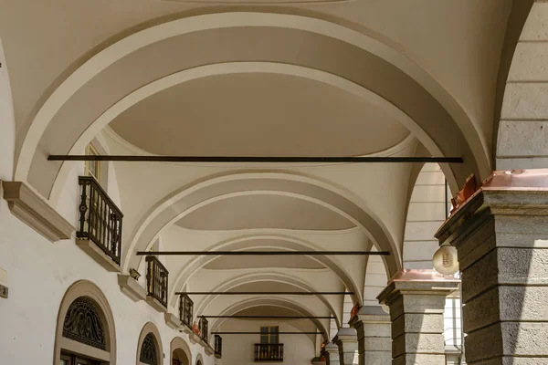 Arcos de arcada en el Ayuntamiento Clásico, Aosta, Italia — Foto de Stock