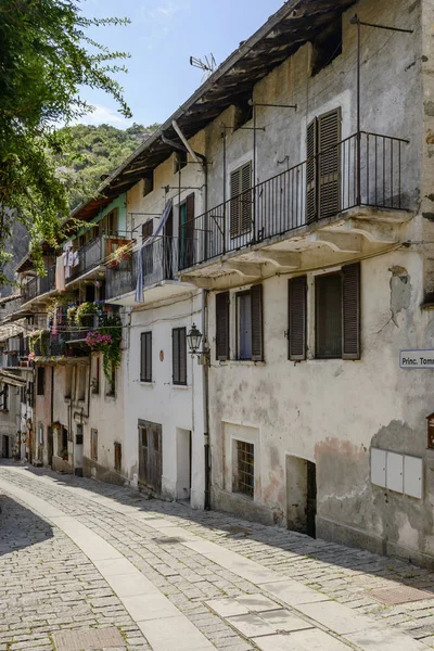 Casas antiguas y la calle en el pueblo medieval de Donnas, Italia — Foto de Stock