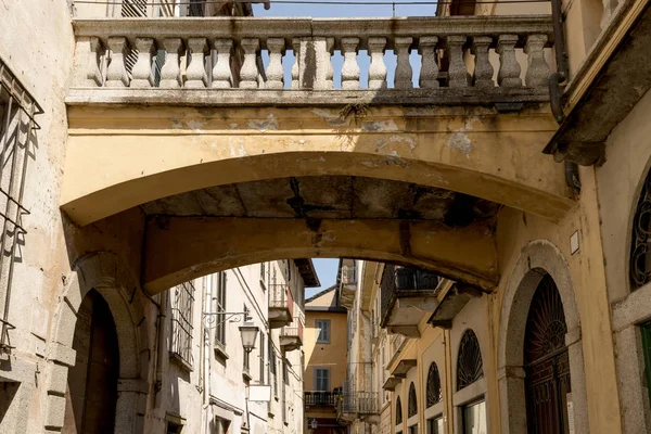 Oude stedelijke brug in Orta san Giulio, Italië — Stockfoto