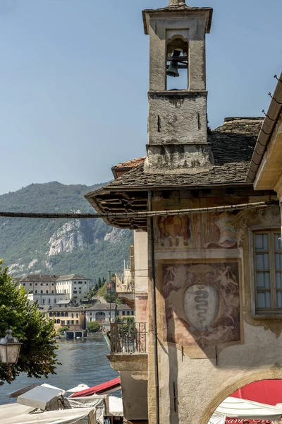 Broletto detail and lake view at Orta san Giulio, Italy — Stock Photo, Image