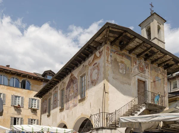 Oude Broletto fresco's in Orta san Giulio, Italië — Stockfoto