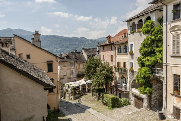 Stare domy przy ulicy stromej w Orta san Giulio, Włochy — Zdjęcie stockowe