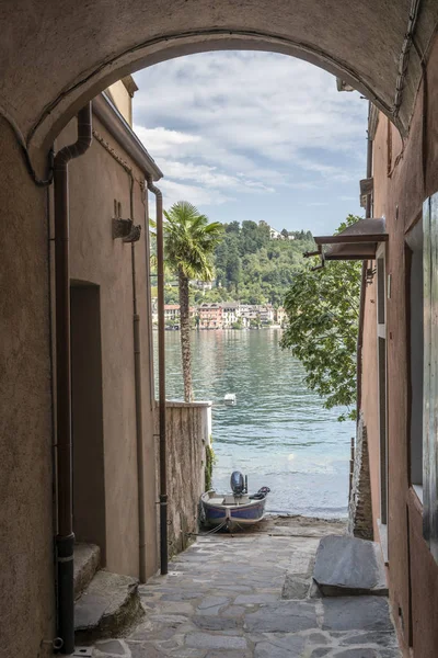 Łukowate przejścia do jeziora na wyspę san Giulio jeziora Orta, ja — Zdjęcie stockowe