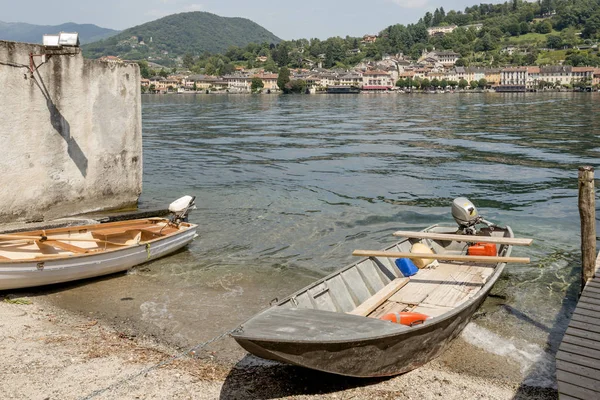 Orta Gölü, İtalya san Giulio adada karaya tekneler — Stok fotoğraf