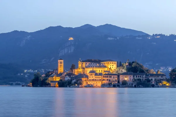Wyspę San Giulio na jeziora Orta, o zmierzchu, Włochy — Zdjęcie stockowe