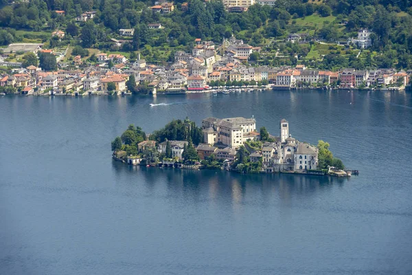 Luchtfoto van san Giulio eiland en Orta san Giulio dorp Orta — Stockfoto