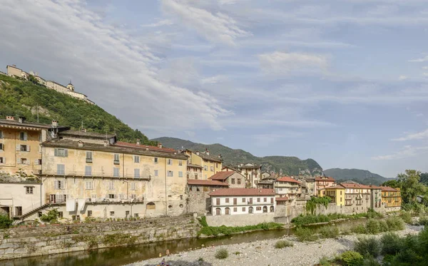 Alte Häuser am Ufer des Mastallone-Baches, varallo sesia, italien — Stockfoto