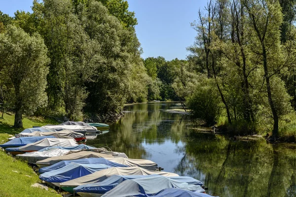 Bateaux débarqués au port fluvial près de Motta Visconti, Italie — Photo