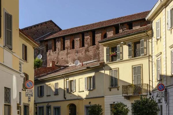 Kasteel muur weefgetouwen over oude huizen daken, Vigevano, Italië — Stockfoto