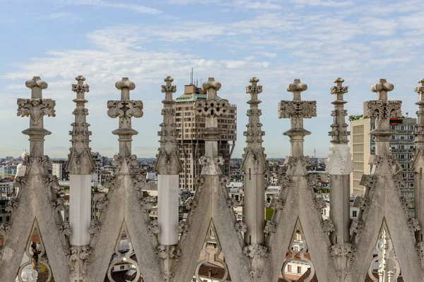 Cadarços de mármore Catedral esconder Torre Velasca, Milão, Itália — Fotografia de Stock