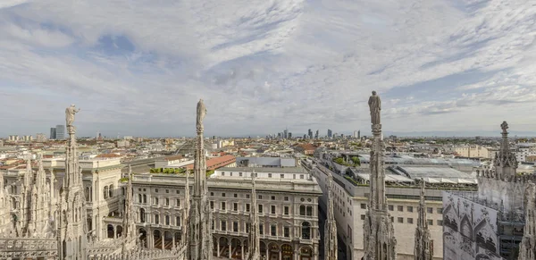 Paisagem urbana do telhado da Catedral, Milão, Itália — Fotografia de Stock