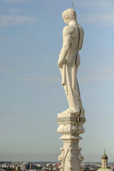 Statue en marbre sur le sommet de la cathédrale, Milan, Italie — Photo