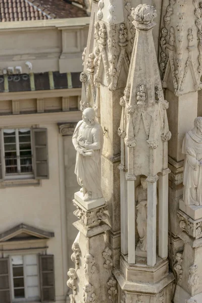 Statua in marmo sulla guglia del Duomo, Milano, Italia — Foto Stock